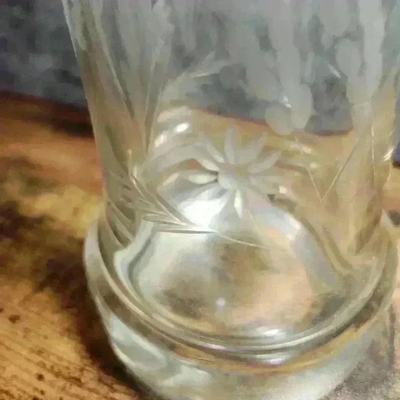 Vintage Clear Glass Liquor Decanter With Cut Fern Pattern No stopper - Picture 10 of 10